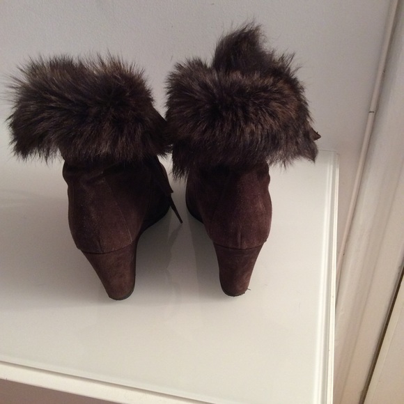 Stuart Weizmann Dark Brown Suede FurLined Booties - Picture 3 of 5
